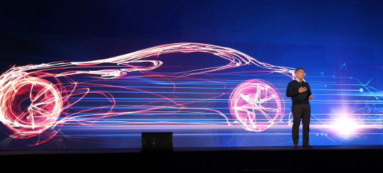 정의선 현대자동차 부회장이  4일 오후(현지시간) 미국 라스베이거스 만달레이베이 호텔에서 열린 현대차 글로벌 프레스 컨퍼런스에서 현대차 미래비전을 밝히고 있다.  사진= 연합뉴스